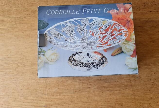 Patera-koszyk na nodze zdobiony kwiatem winogrona