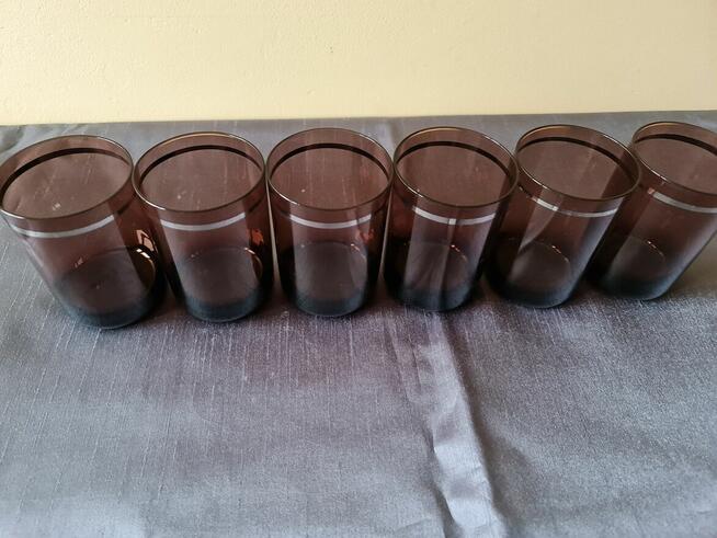 Komplet sześciu szklanek z ciemnego szkła.
