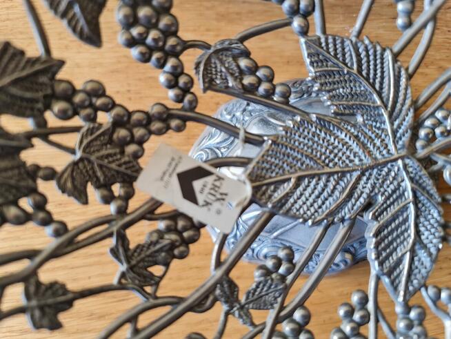 Patera-koszyk na nodze zdobiony kwiatem winogrona