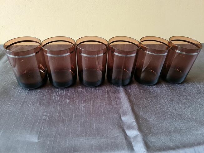 Komplet sześciu szklanek z ciemnego szkła.