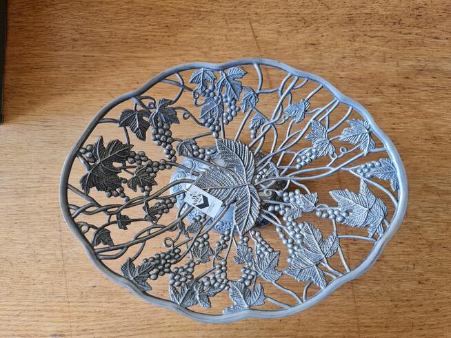 Patera-koszyk na nodze zdobiony kwiatem winogrona