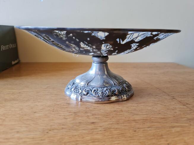 Patera-koszyk na nodze zdobiony kwiatem winogrona