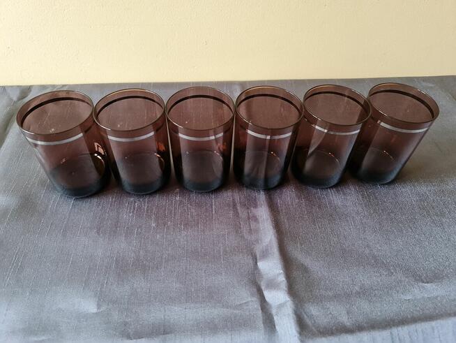 Komplet sześciu szklanek z ciemnego szkła.