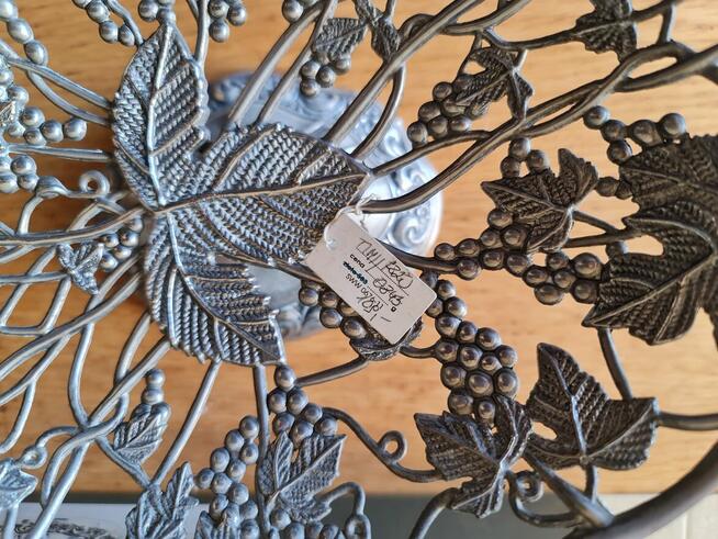 Patera-koszyk na nodze zdobiony kwiatem winogrona