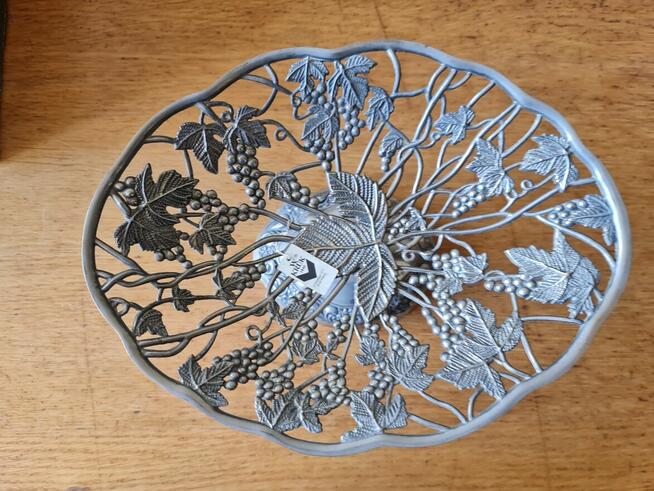 Patera-koszyk na nodze zdobiony kwiatem winogrona