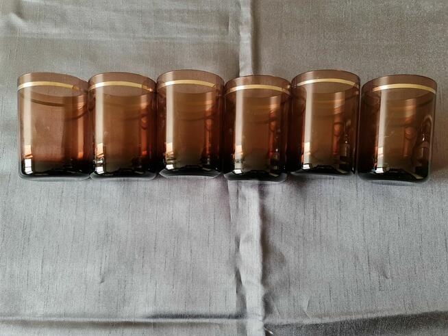 Komplet sześciu szklanek z ciemnego szkła.