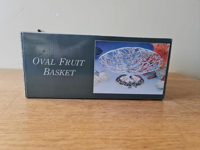 Patera-koszyk na nodze zdobiony kwiatem winogrona