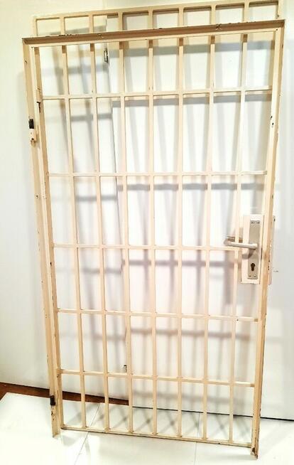 Sprzedam Ciężkie Mocne Hartowane Okratowanie Drzwi