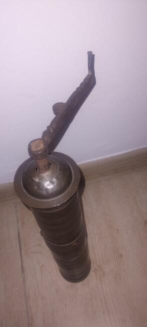 Stojący młynek do kawy pieprzu ziół wykonany z mosiądzu