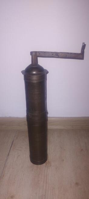 Stojący młynek do kawy pieprzu ziół wykonany z mosiądzu