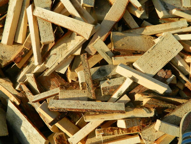 Opał - pocięta zrzyna sosnowa drewno rozpałka węgiel pellet