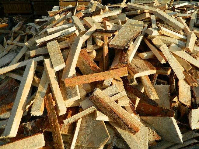 Opał - pocięta zrzyna sosnowa drewno rozpałka węgiel pellet