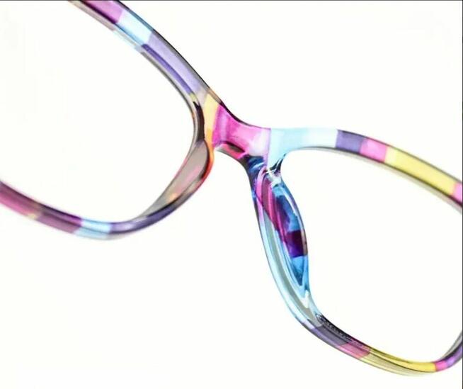 Okulary do czytania w kolorowej oprawce. Moc: +1 dioptria.