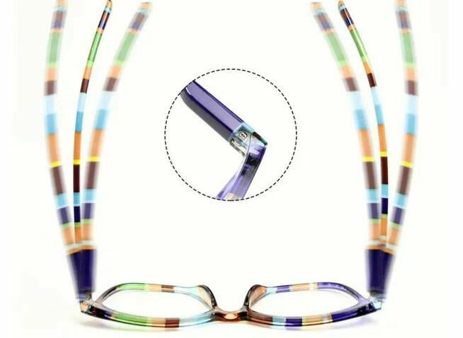 Okulary do czytania w kolorowej oprawce. Moc: +1 dioptria.