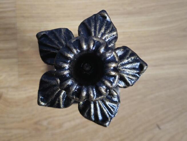 Ozdobny świecznik metalowy