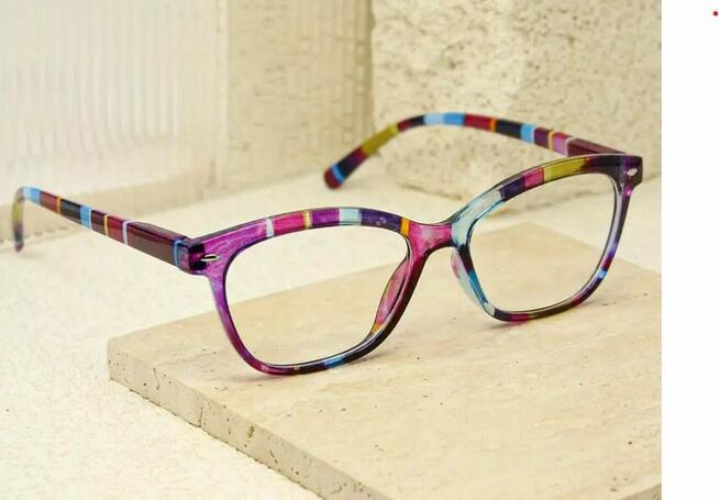 Okulary do czytania w kolorowej oprawce. Moc: +1 dioptria.