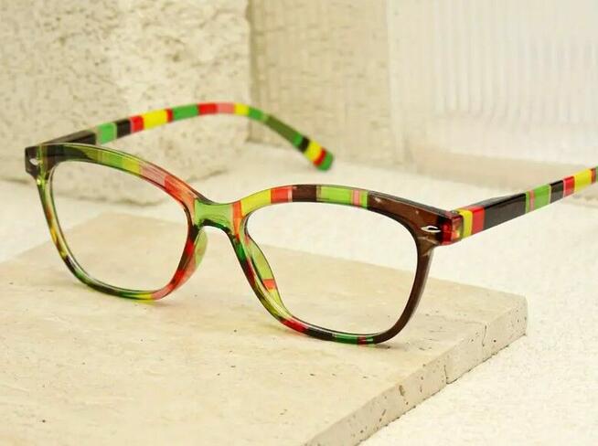 Okulary do czytania w kolorowej oprawce. Moc: +1 dioptria.