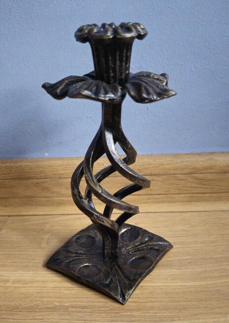 Ozdobny świecznik metalowy