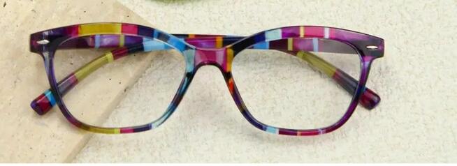 Okulary do czytania w kolorowej oprawce. Moc: +1 dioptria.