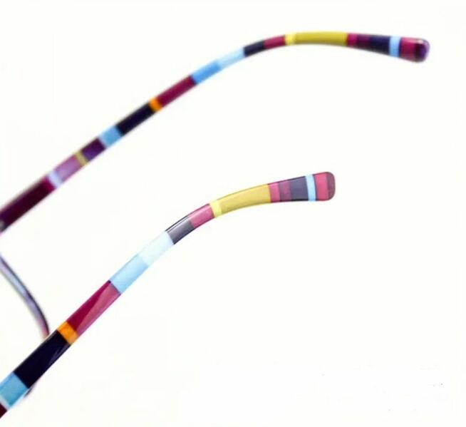 Okulary do czytania w kolorowej oprawce. Moc: +1 dioptria.