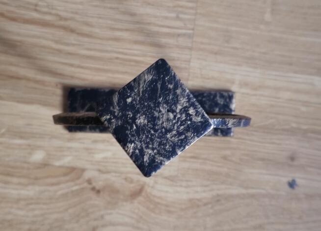 Ozdobny świecznik metalowy