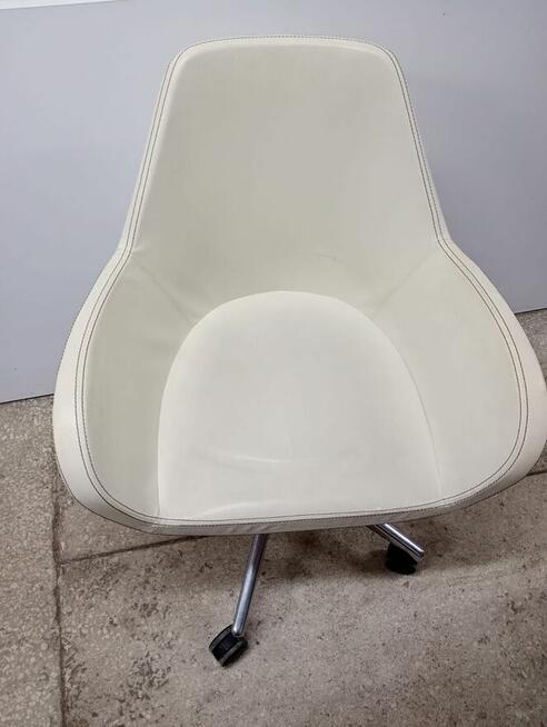 Fotel konferencyjny Profim Fan 10F obrotowy na kółkach fotel