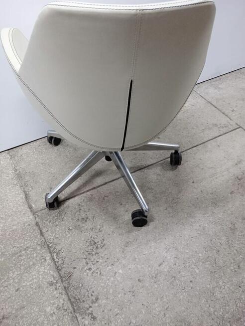 Fotel konferencyjny Profim Fan 10F obrotowy na kółkach fotel