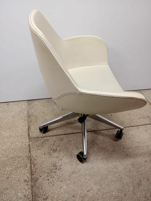 Fotel konferencyjny Profim Fan 10F obrotowy na kółkach fotel