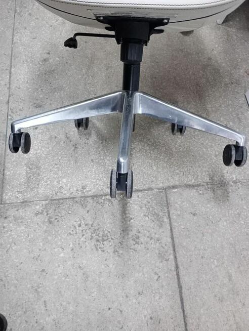 Fotel konferencyjny Profim Fan 10F obrotowy na kółkach fotel