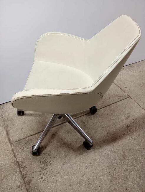 Fotel konferencyjny Profim Fan 10F obrotowy na kółkach fotel