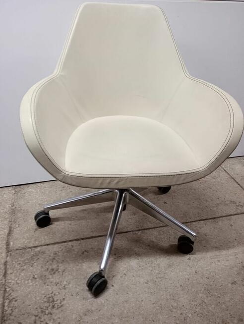 Fotel konferencyjny Profim Fan 10F obrotowy na kółkach fotel