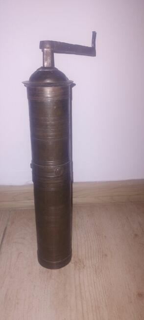 Bardzo stary młynek do kawy pieprzu ziół wykonany z mosiądzu