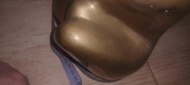 Figura mosiężna para kochanków w uścisku