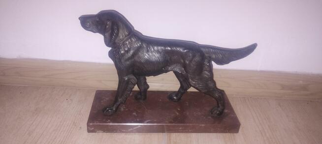 Figura psa na marmurowej podstawie