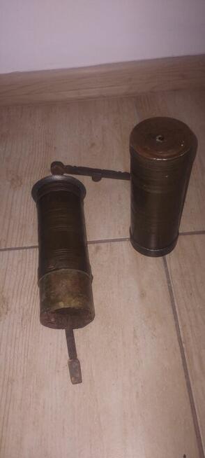 Bardzo stary młynek do kawy pieprzu ziół wykonany z mosiądzu