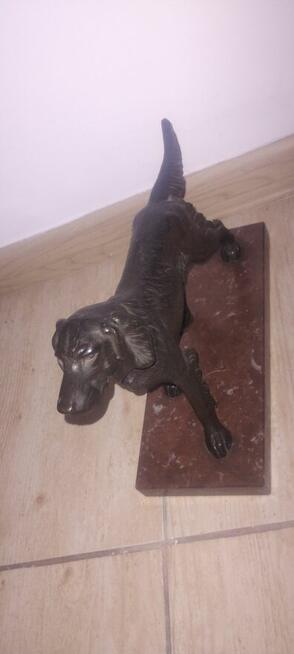 Figura psa na marmurowej podstawie