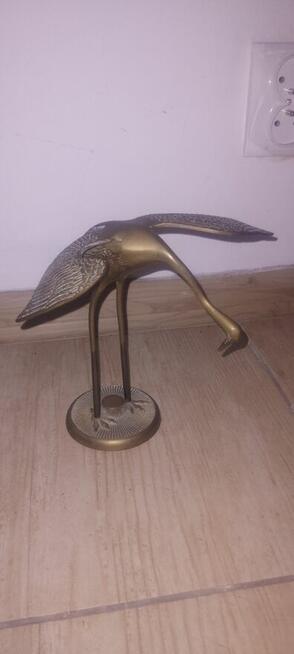 Figury ptaków wykonane z mosiądzu