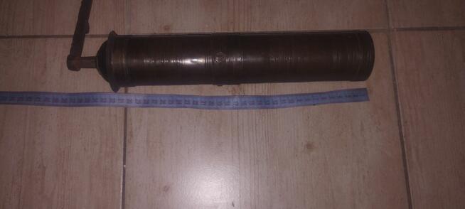 Bardzo stary młynek do kawy pieprzu ziół wykonany z mosiądzu