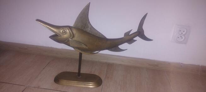 Figura ryby wykonana z mosiądzu na podstawie