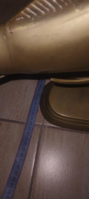 Figura ryby wykonana z mosiądzu na podstawie