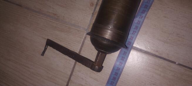 Bardzo stary młynek do kawy pieprzu ziół wykonany z mosiądzu