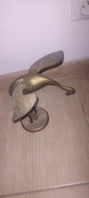 Figury ptaków wykonane z mosiądzu