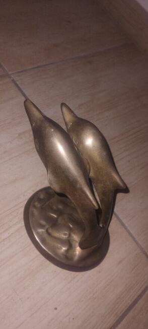 Figury ptaków wykonane z mosiądzu