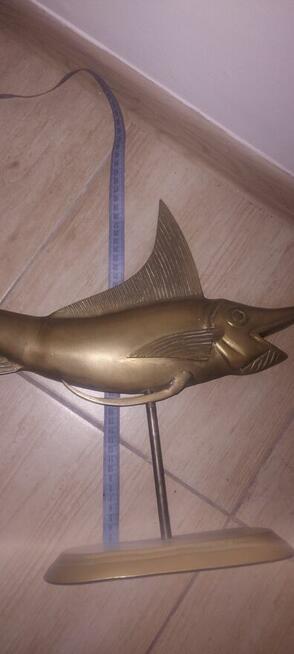 Figura ryby wykonana z mosiądzu na podstawie