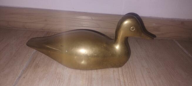 Figury ptaków wykonane z mosiądzu