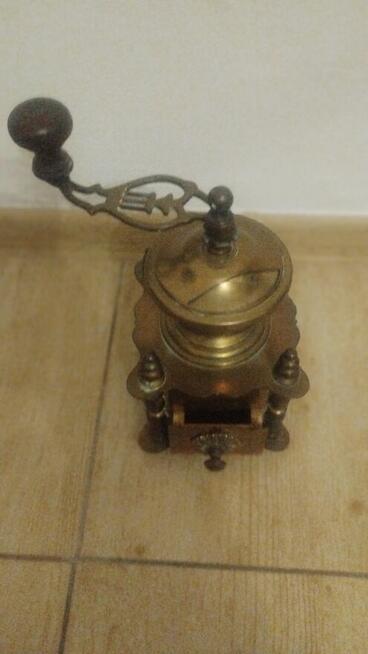Piękny mosiężny młynek do mielenia kawy pieprzu ziół