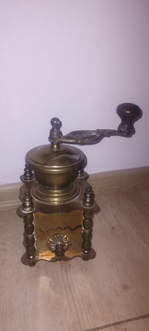 Piękny mosiężny młynek do mielenia kawy pieprzu ziół