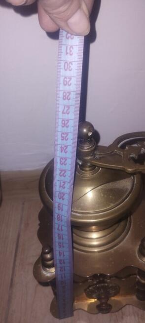 Piękny mosiężny młynek do mielenia kawy pieprzu ziół