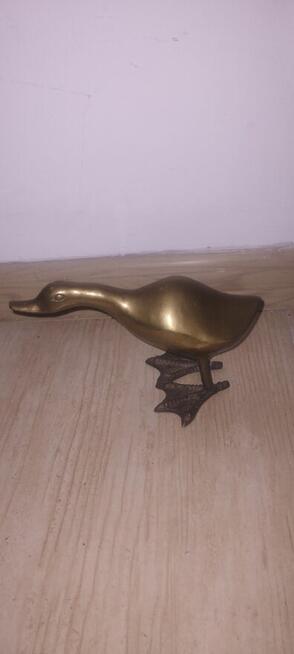 Figury ptaków wykonane z mosiądzu