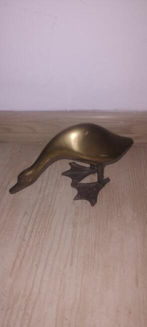 Figury ptaków wykonane z mosiądzu